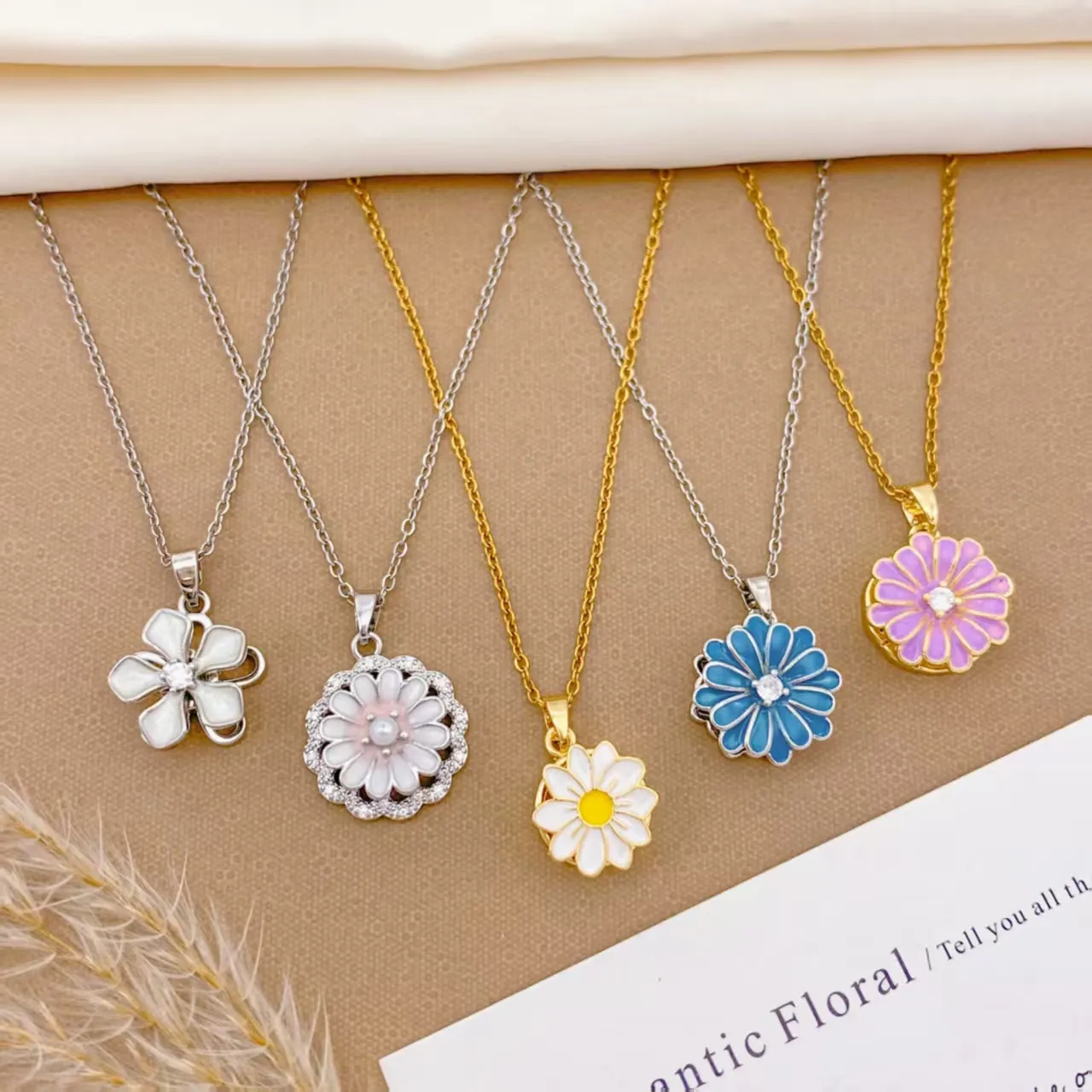 Collana con Pendente a Fiore Rotante in Acciaio Inossidabile Placcato Oro Argento Smalto Margherita Zirconia Gioielli per Donna