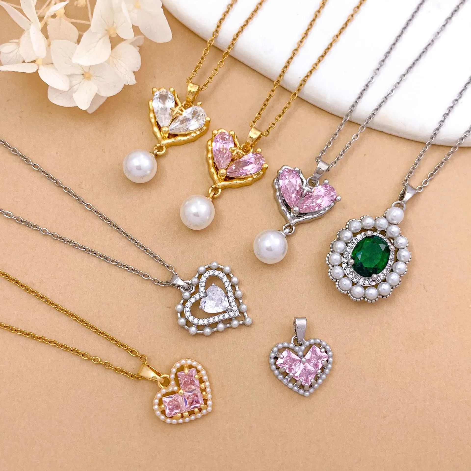 Collar con Colgante de Corazón Dulce Circonita y Perla Artificial Cadena de Acero de Titanio Chapado en Oro Plata Lazo Joyería Vintage para Mujer