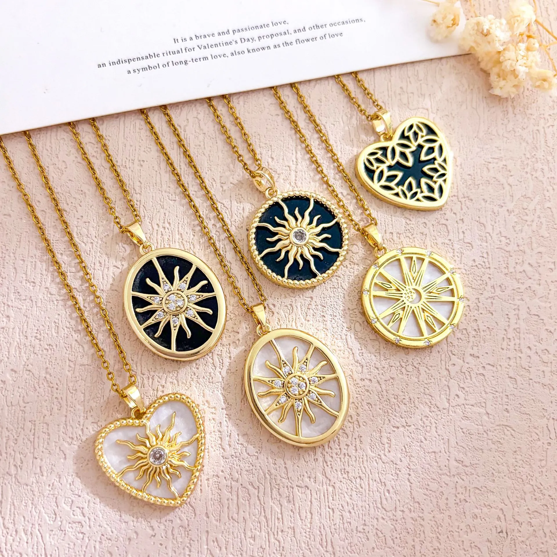 Collier Pendentif Boussole Étoile en Acier Inoxydable Plaqué Or Vintage pour Femmes Élégant Bijoux Soleil Cœur en Nacre