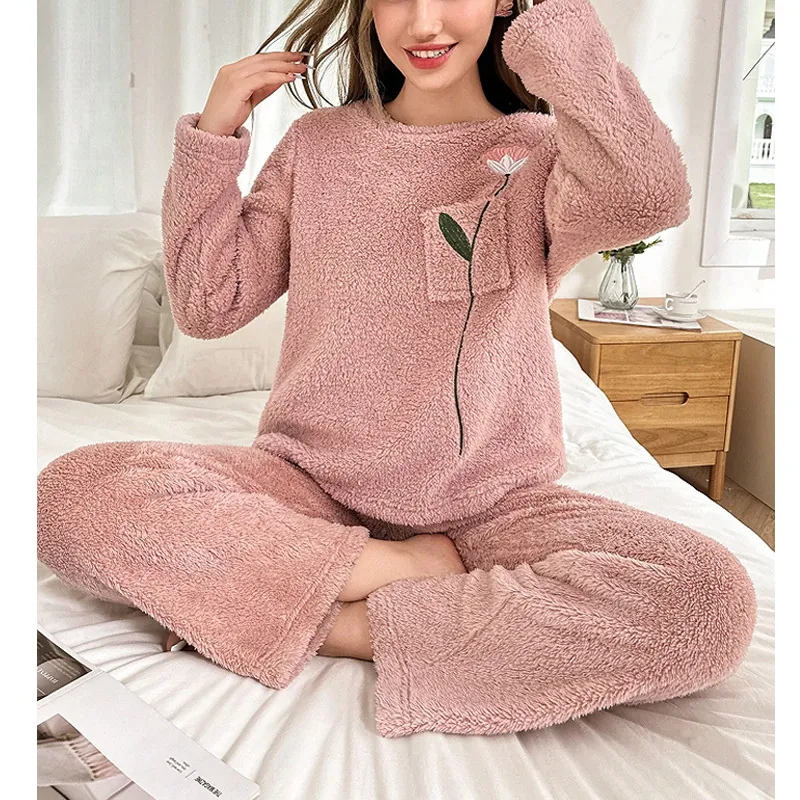 Pyjama en Polaire Rose Doux pour Femmes Haut et Bas Manches Longues Col Rond Broderie Florale Chaud Épais Tenue de Détente Hiver