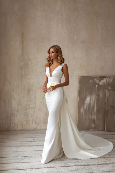 Élégante Robe de Mariée Blanche Col en V Sans Manches en Satin Longue Traîne Robe de Soirée Minimaliste Coupe Ajustée Maxi Robe