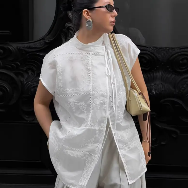Elegante Blusa Blanca para Mujer con Bordado Calado Manga Corta Casual Ajuste Holgado Cuello Alto Cordones Top de Verano