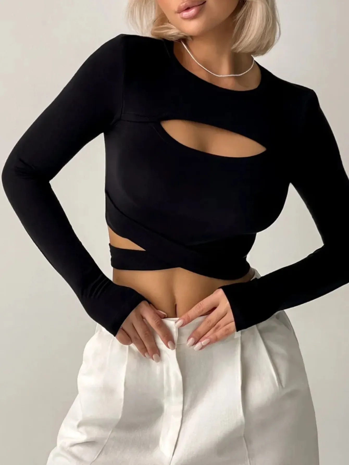 Sexy Dames Cutout Lange Mouw Crop Top Kruisverband Slim Fit Effen Kleur T-Shirt Vingergat Fashion Streetwear Zwart Top