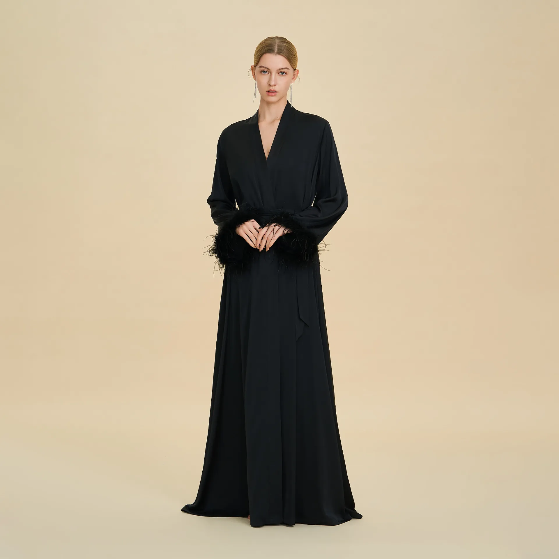 Luxuriöser Satin Bademantel Für Damen Mit Federbündchen Eleganter V-Ausschnitt Langarm Braut Hochzeit Morgenmantel Schlafanzug