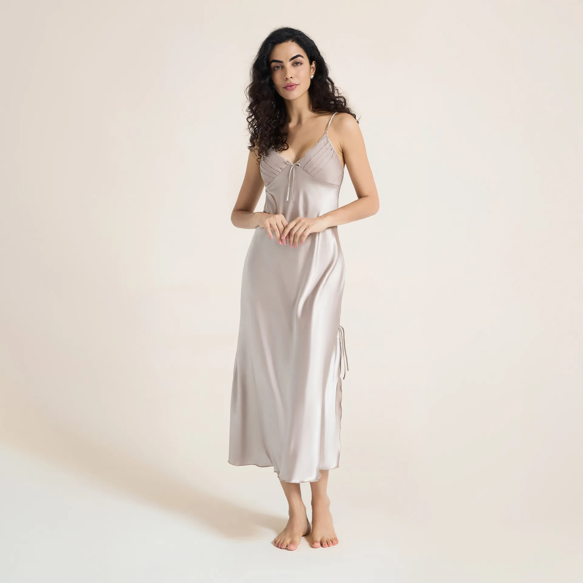 Nuisette Femme Élégante en Satin à Bretelles Spaghetti Dentelle Col en V Fente Latérale Sans Manches Longue Pyjama Nœud Tenue d'Intérieur Robe Fond de Robe