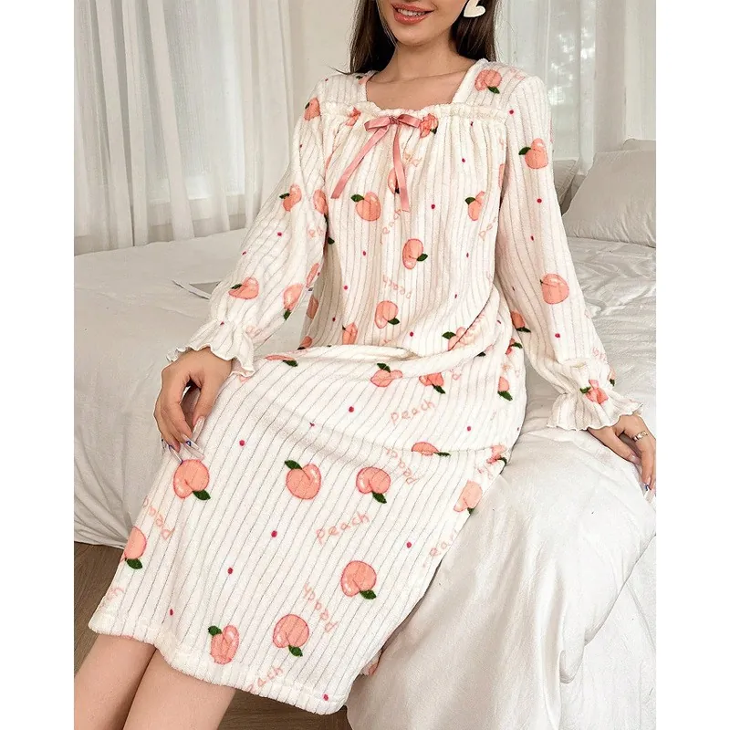 Camicia da Notte da Donna in Pile di Corallo con Stampa a Pesca Dolce Manica Lunga Scollo Quadrato Fiocco Flanella Calda Casa