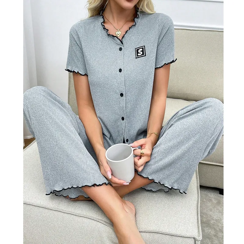 Ensemble de Détente en Maille Nervurée pour Femmes Écusson Lettre Bordure Volantée Top And Bottom Pyjama Gris Vêtements d'Intérieur