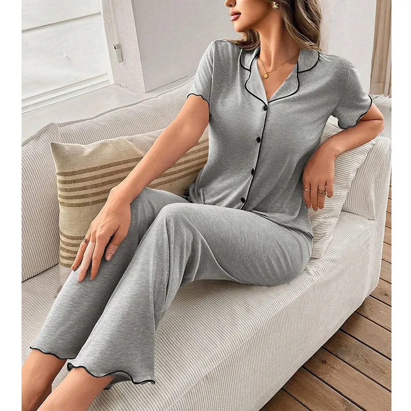 Ensemble de Pyjama Décontracté pour Femmes à Revers avec Liseré Contrastant Bord Ondulé Haut à Manches Courtes et Pantalon Long