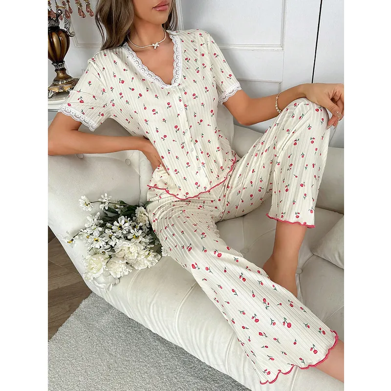 Pigiama da Donna Dolce con Stampa a Ciliegia Top e Pantaloni Lunghi con Bordo in Pizzo Maglia a Costine Scollo a V