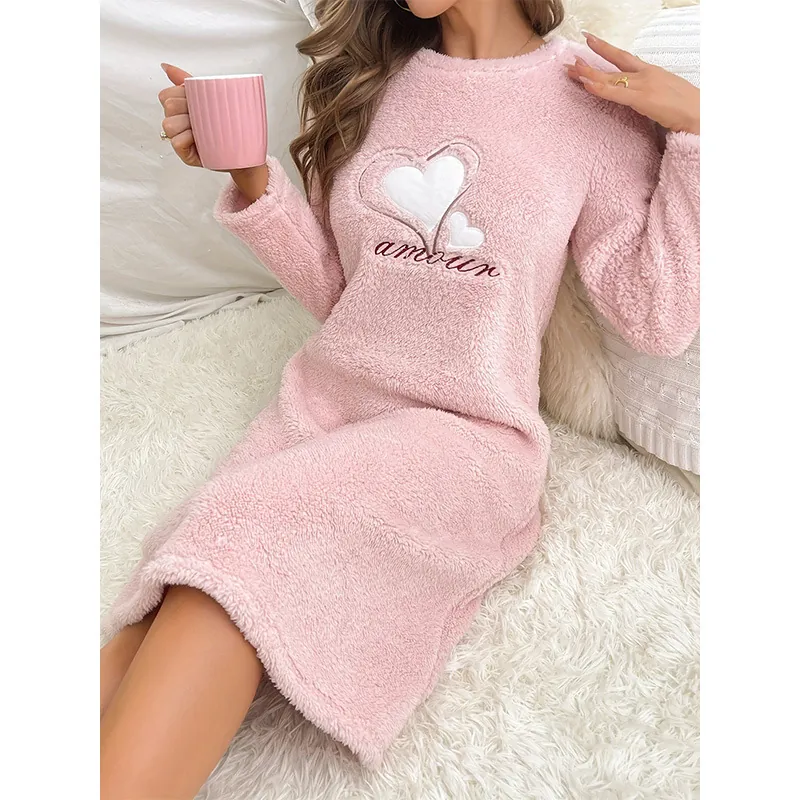 Chemise de Nuit Femme Rose en Polaire Manches Longues Broderie Cœur Col Rond Flanelle Ample Vêtements de Détente Chauds Automne Hiver