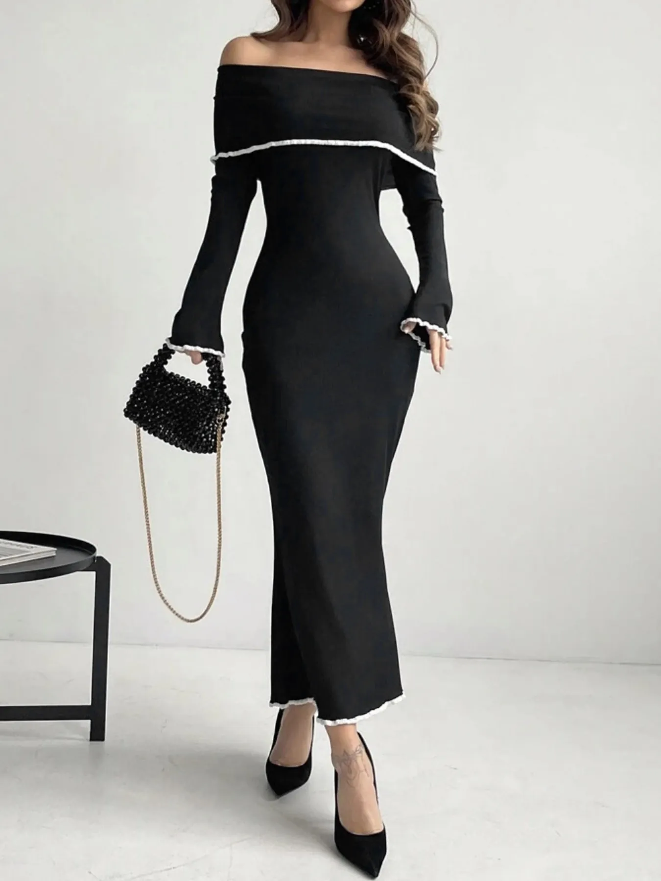 Abito in Maglia da Donna Elegante Scollo a Barca Manica Lunga Vestibilità Aderente Maxi Abito Con Bordo a Onde Bianco Colore a Contrasto
