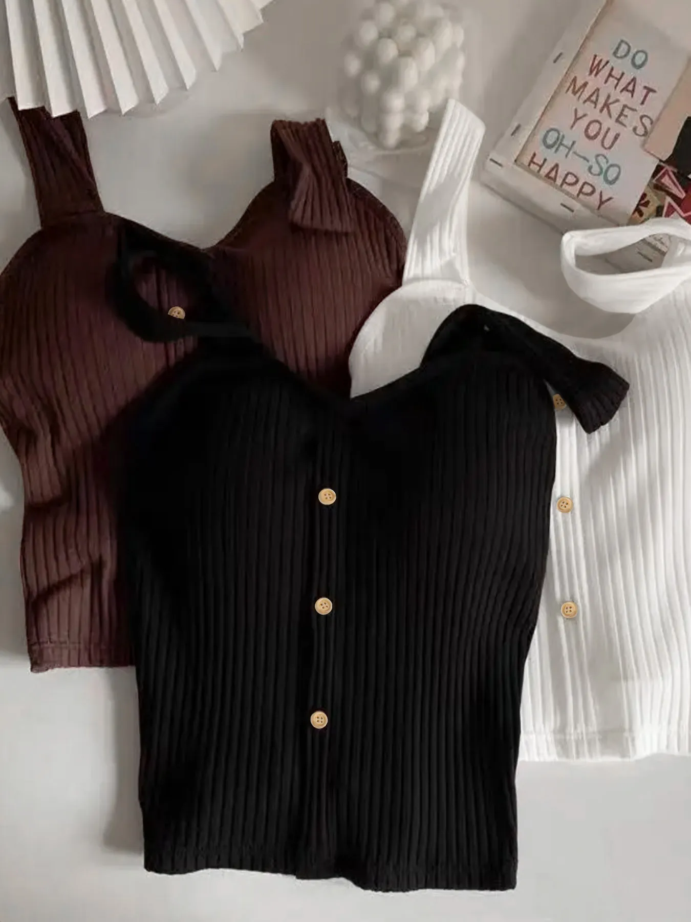 Ensemble Camisole en Maille Nervurée pour Femmes Noir Blanc Et Café Col en V Bouton Dos Nu Sans Manches Crop Top Été Décontracté