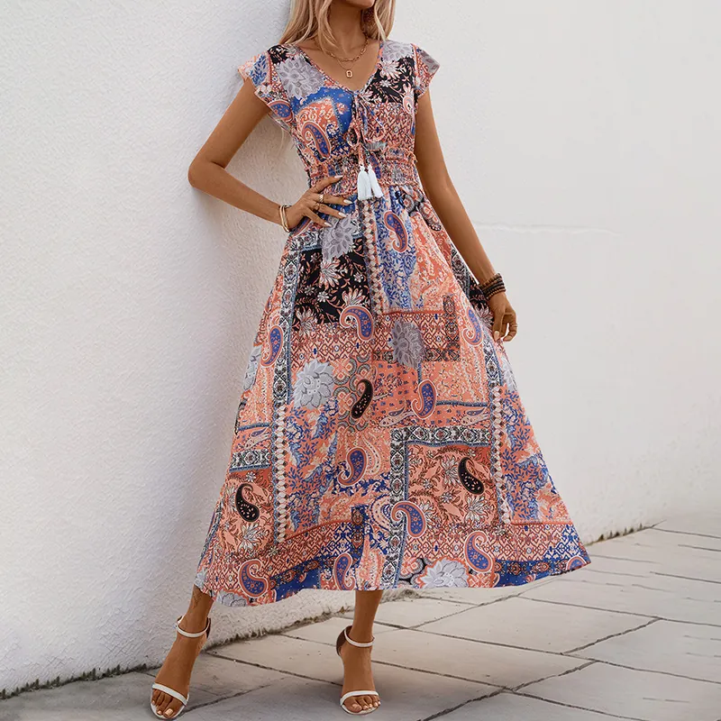 Robe Maxi Bohémienne pour Femmes Imprimé Paisley Col en V Avec Pompons Taille Haute Smockée Sans Manches Robe Longue Été