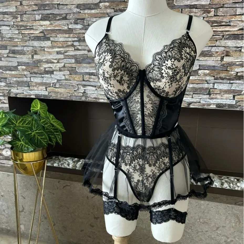 Black Floral Lace See Through Sexy Lingerie For Women With Fishbone Support Garter Belt Embroidered Mesh Bustier Top Panty