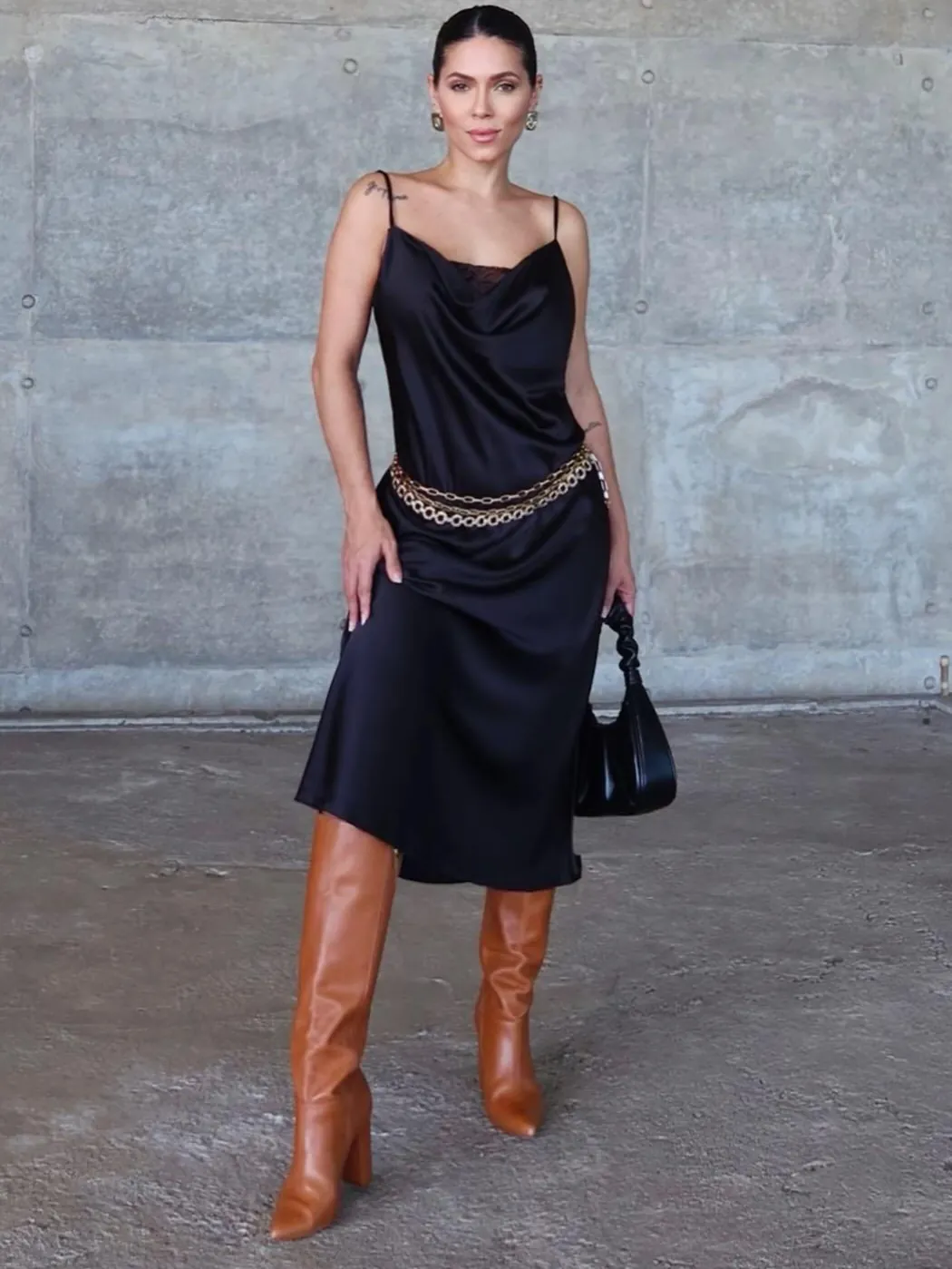 Abito da Donna Sexy in Raso Nero con Pizzo Scollo a Cappuccio Aderente Senza Maniche a V Midi Festa Sera Elegante