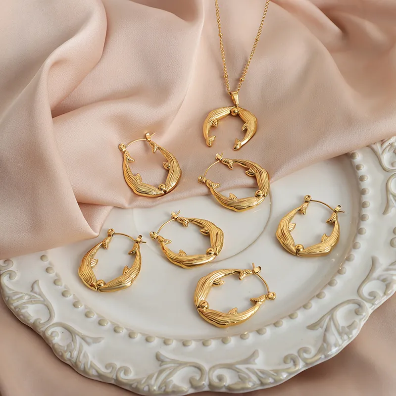 Parure de Bijoux en Acier au Titane Plaqué Or 18K Pendentif Queue de Baleine Dauphin Collier et Boucles d'Oreilles pour Femme