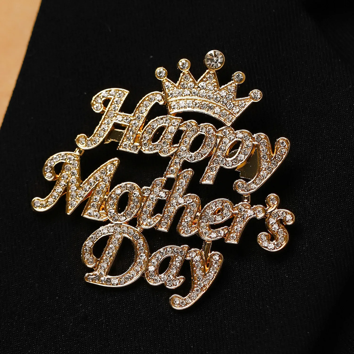 Luxus Zinklegierung Strass Krone Happy Mother's Day Buchstaben Brosche Pin Mode Schmuck Geschenk Für Mama Damen