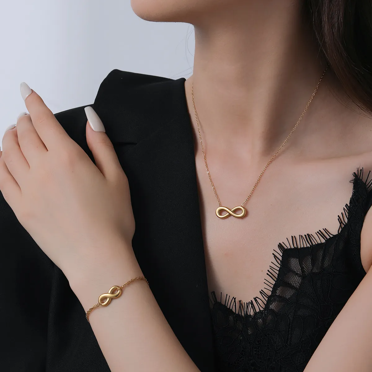 Ensemble de Bijoux Infini Minimaliste en Acier Inoxydable Plaqué Or 18K Collier Bracelet Boucles d'Oreilles Créoles pour Femme