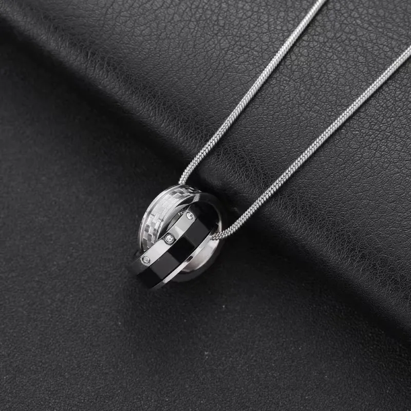 Collar con Colgante de Doble Anillo Entrelazado de Acero de Titanio Hip Hop para Hombre Mujer Patrón de Tablero de Ajedrez Circonita Incrustada Joyería