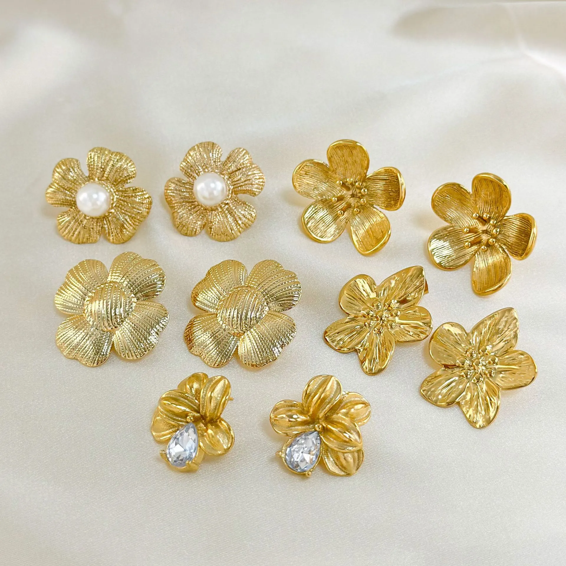 Orecchini a Bottone a Forma di Fiore Floreale in Acciaio Inossidabile 304 Placcato Oro 18K PVD da Donna Vintage Ins Stile Gioielli