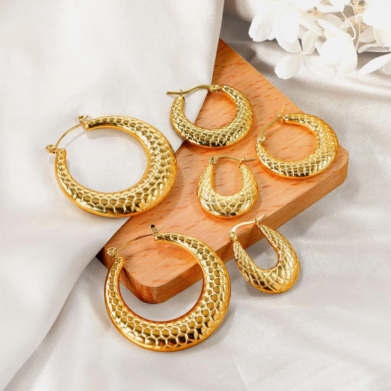 Damen Chunky Hoop Ohrringe Edelstahl 18K Vergoldet Gerippt Croissant Form Französischer Retro Stil Modeschmuck