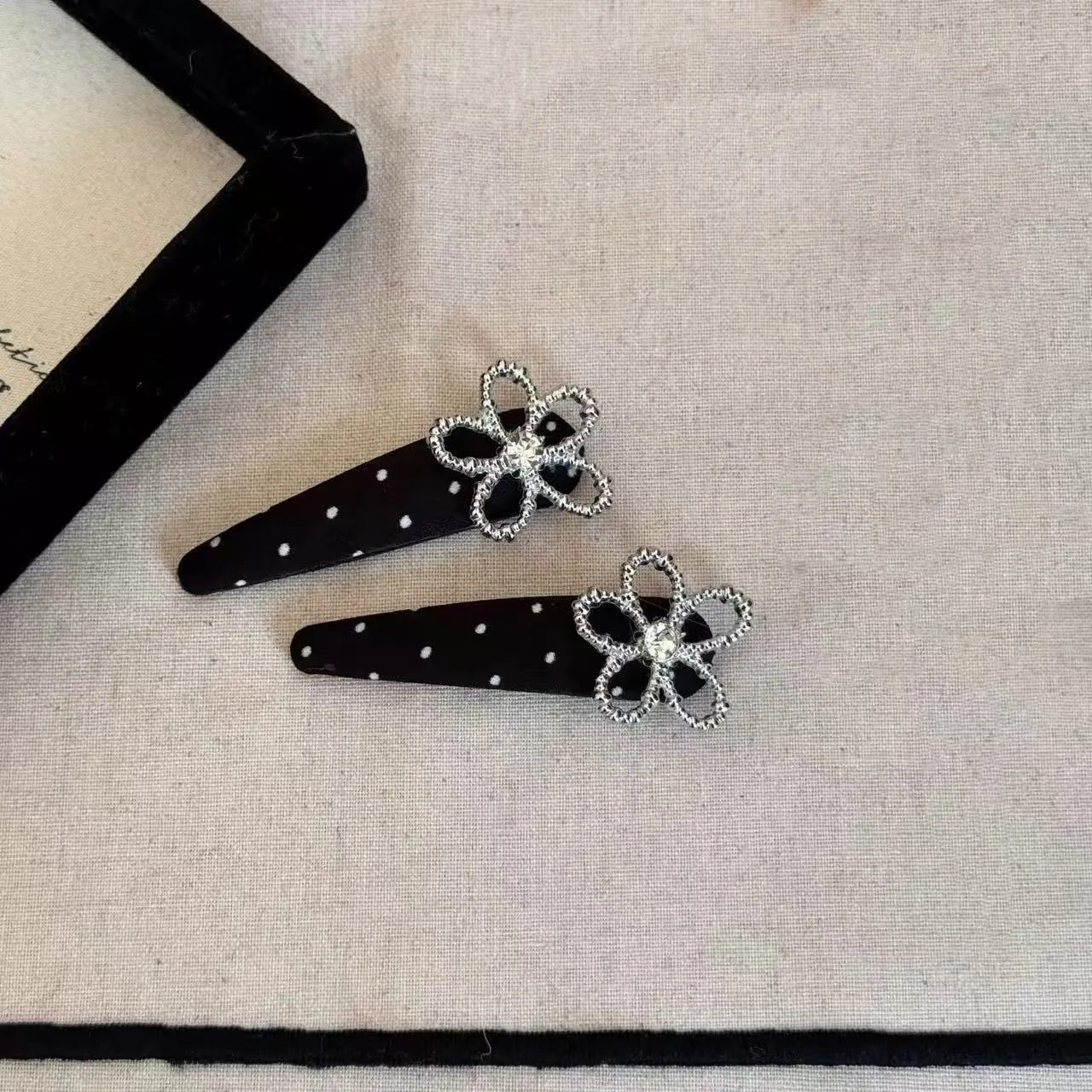 Elegante Fermaglio per Capelli con Fiori in Strass a Pois per Donna in Lega di Tessuto Floreale Laterale Forcina per Capelli da Ragazza