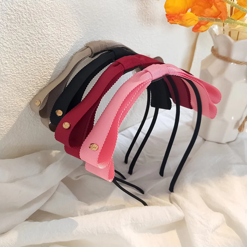 Serre-tête Douce avec Nœud Ruban Gros-Grain Texture Côtelée Fin avec Médaille en Métal Accessoires de Cheveux Femme Mode