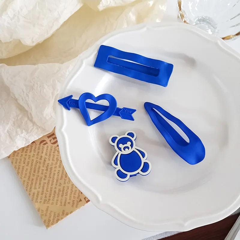 Pinces à Cheveux en Métal Mat Bleu Klein pour Femmes Finition Mate Cœur Ours Goutte d'Eau Épingles à Cheveux Géométriques Accessoires pour Cheveux