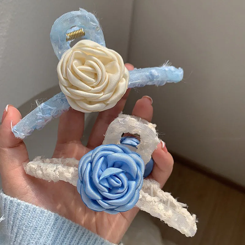 Pince à Cheveux Coréenne Douce Fleur de Camélia en Satin Avec Bordure en Dentelle Grande Pince Crabe Accessoires Cheveux Femme