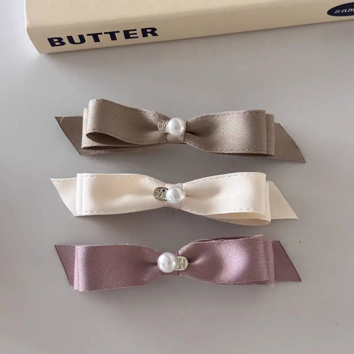 Barrette Nœud en Satin Élégante Avec Fausse Künstliche Perle Et Pendentif Cœur pour Femmes Accessoire de Cheveux Clip à Ressort Style Coréen