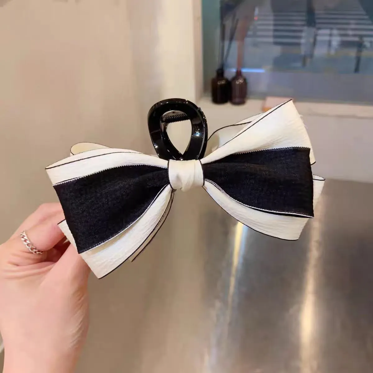 Elegant Large Double Layer Bow Hair Claw Clip For Women Vintage Black White Contrast Satin Fabric Hair Accessories Gift