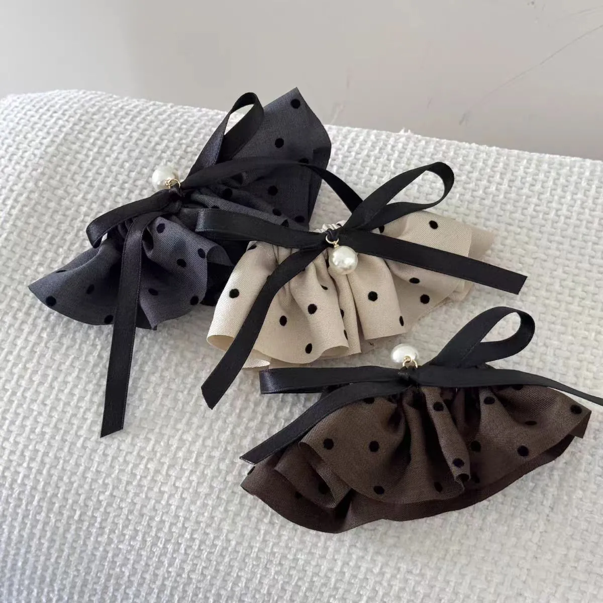Pince à Cheveux Nœud Plissé à Pois Style Coréen Élégant Accessoires de Cheveux en Satin Chiffon Avec Perle d'Imitation pour Femmes Quotidien
