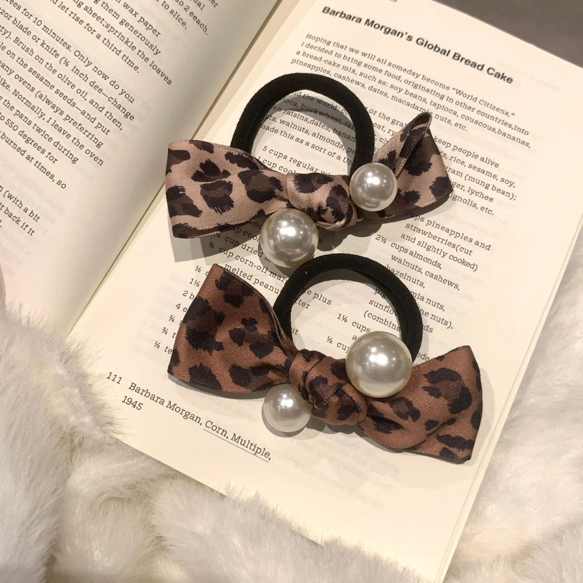 Vintage Leopard Print Bowknot Hair Tie With Faux Artificial Pearl Elegant Scrunchie For Women Sweet Fashion Headwear Hair Accessories