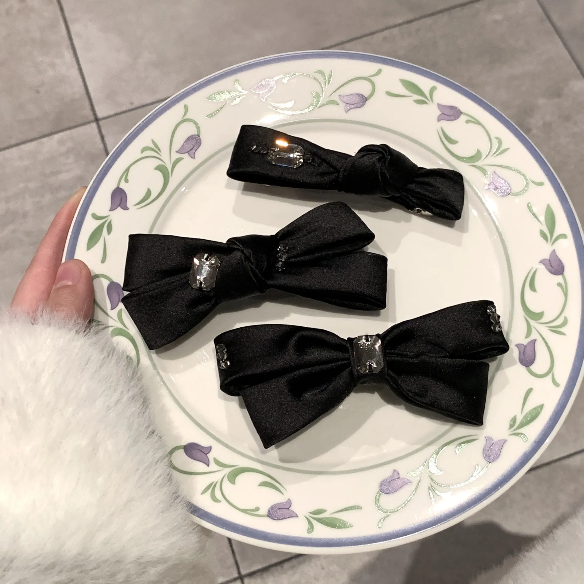 Französischer Eleganter Schwarzer Satin Schleifen Haarclip Für Damen Luxus Glitzernder Strass Federclip Minimalistisches Haarstyling Zubehör