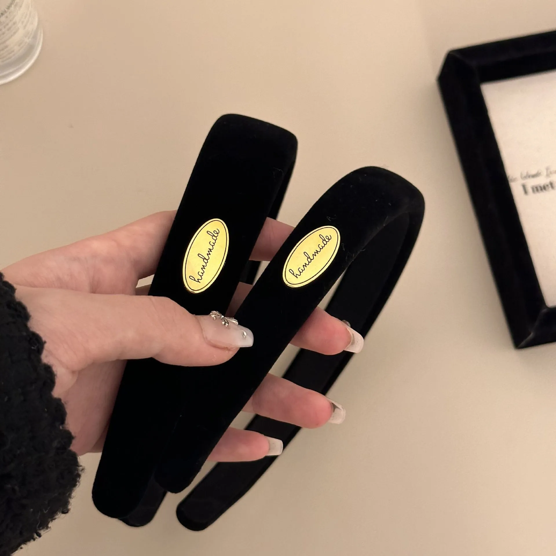 Serre-tête Vintage en Velours Noir pour Femme Avec Étiquette Métallique Ovale Fait à la Main Accessoires de Cheveux Automne Hiver