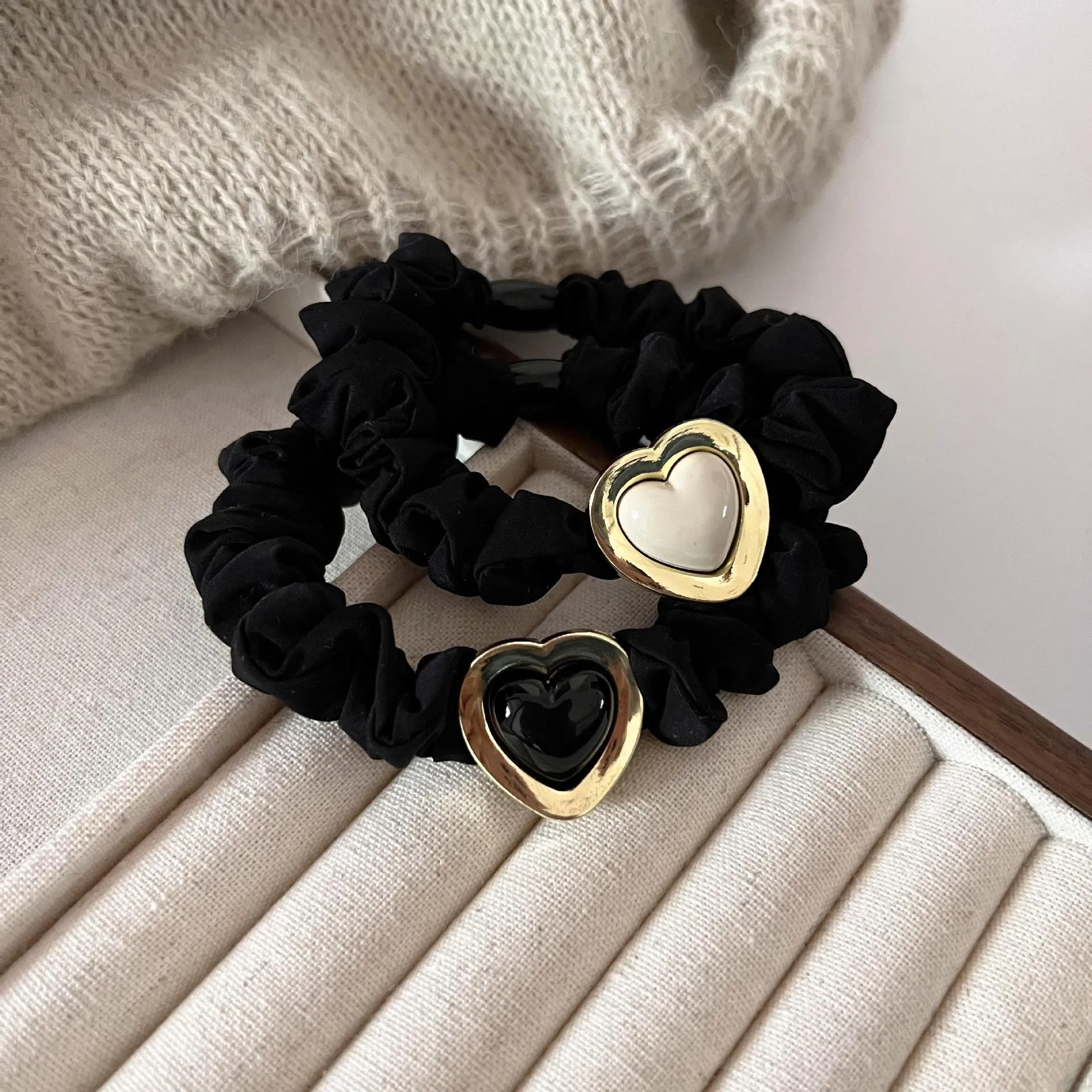 Korean Style Elastic Fabric Scrunchie Gold Metal Heart Charm Elegant Black Hair Tie For Women Girls Daily Hair Accessory