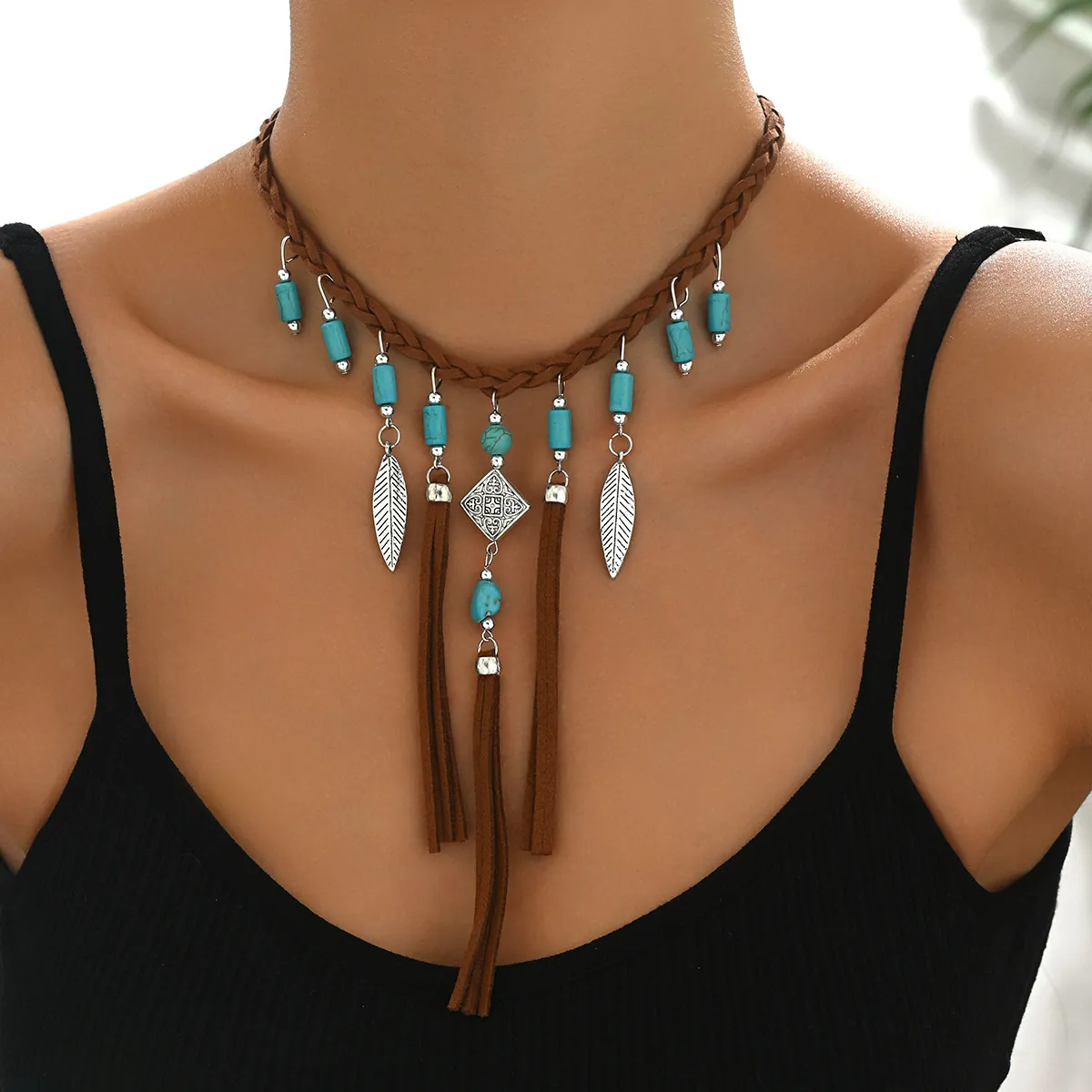 Collier Choker Ethnique Vintage Bohème pour Femme Cordon en Suède Alliage Plume Croissant de Lune Gland Bijoux Style Cowboy