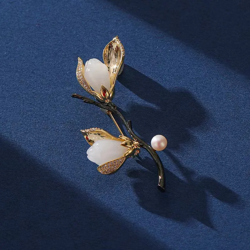 Broche De Flor De Magnolia Cobre Jade He Tian Perla de Agua Dulce Circonita Vintage Alfiler De Bufanda Joyería Para Mujer Vestido Regalo