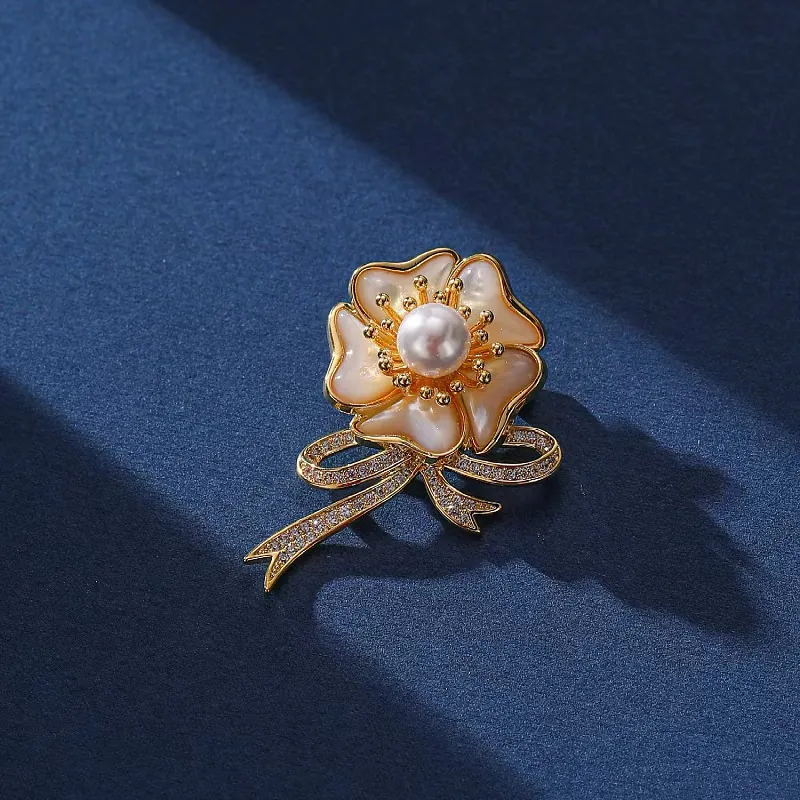 Broche de Flor de Camelia de Estilo Francés para Mujer de Cobre Concha Natural Perla Cinta Lazo Zirconia Incrustada Joyería de Moda Regalo