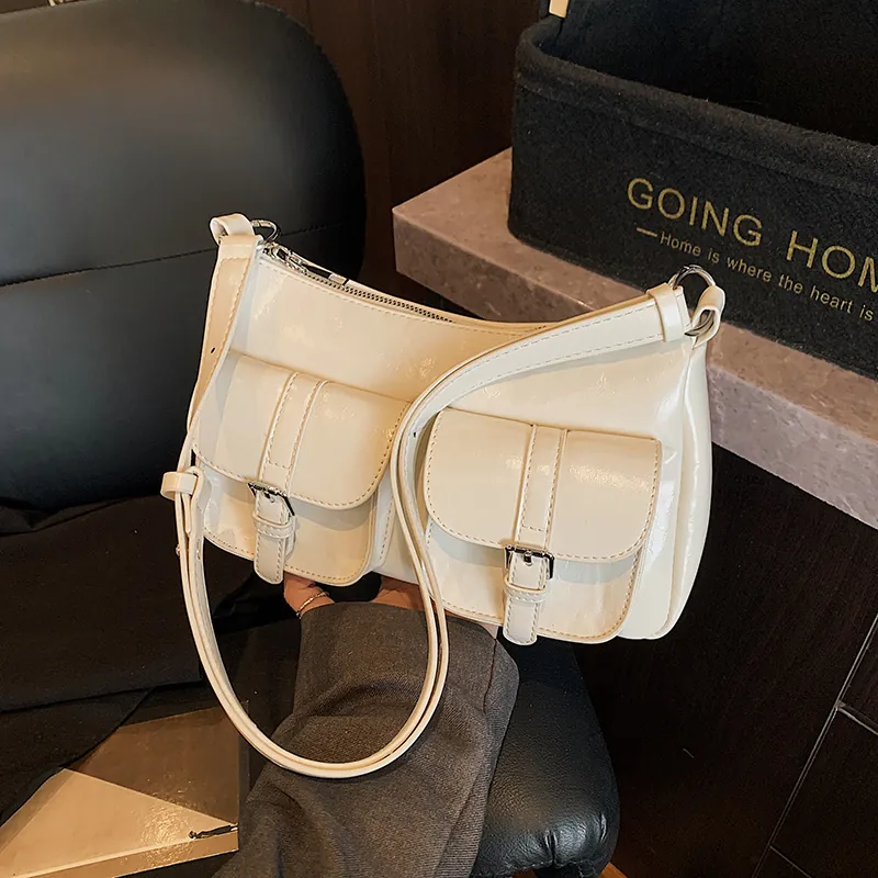 Borsa Sottobraccio Trendy in PU Lucido da Donna Grande Capacità Multitasche Borsa a Spalla alla Moda in Pelle Verniciata con Fibbia Argento