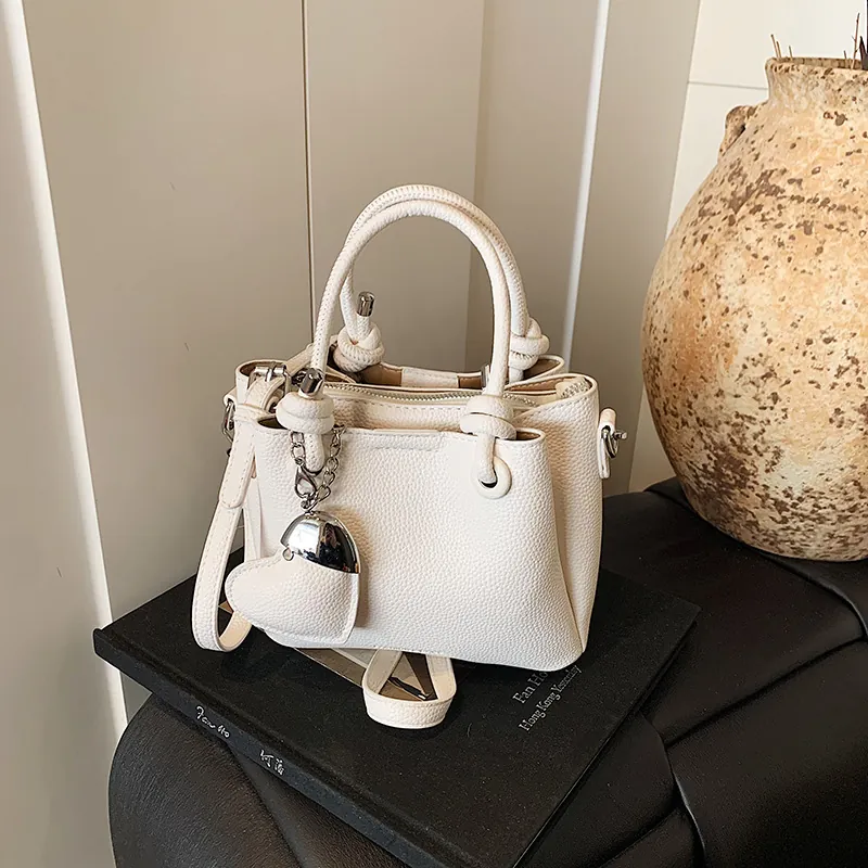 Sac Seau pour Femme en Cuir PU à Motif Galets avec Pendentif Cœur Sac à Main à Poignée Supérieure Bandoulière Réglable Polyvalent