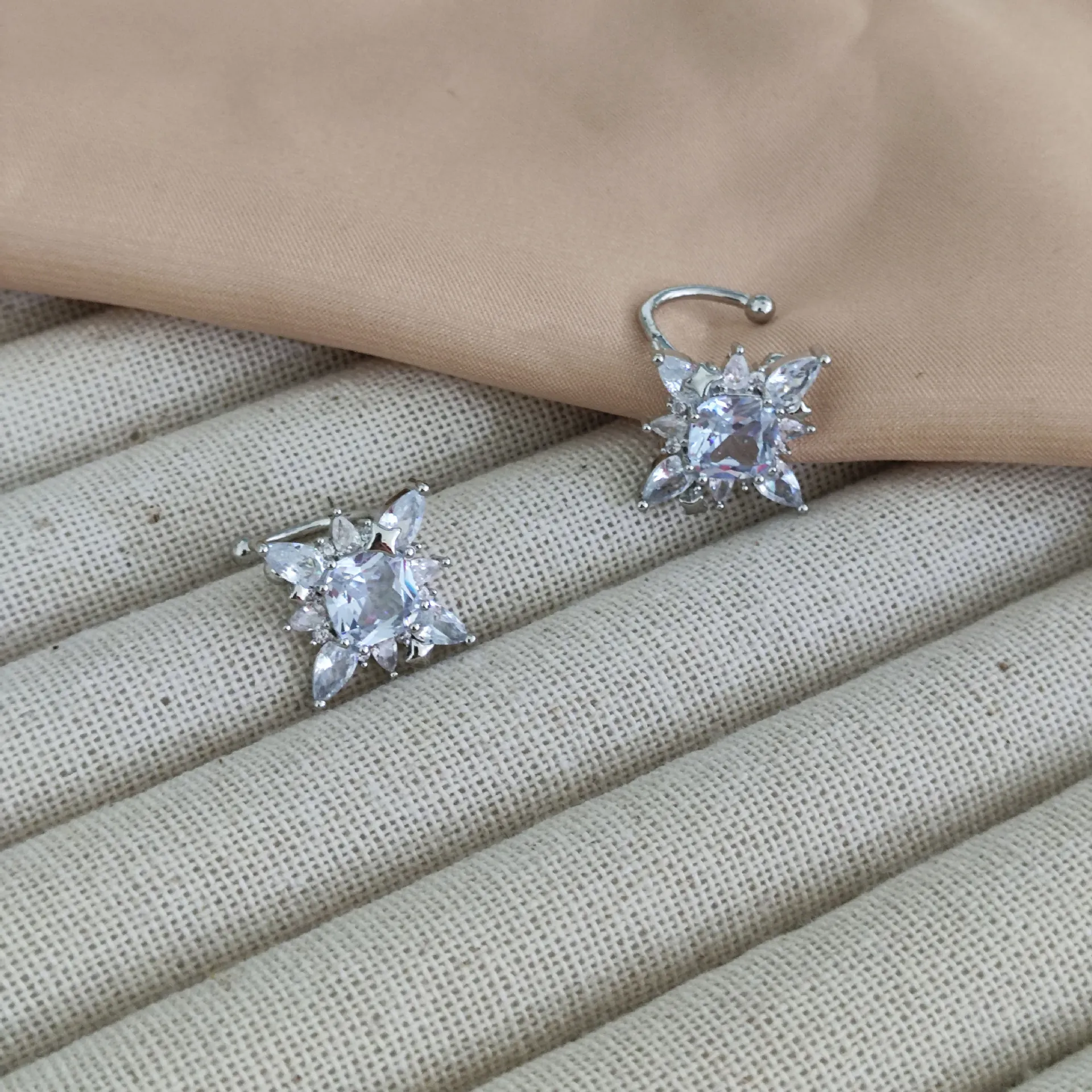 Copper Zircon Star Ear Cuffs For Women Niche Design Snowflake Cluster Non-Pierced Clip On Earrings Fashion Jewelry Gift