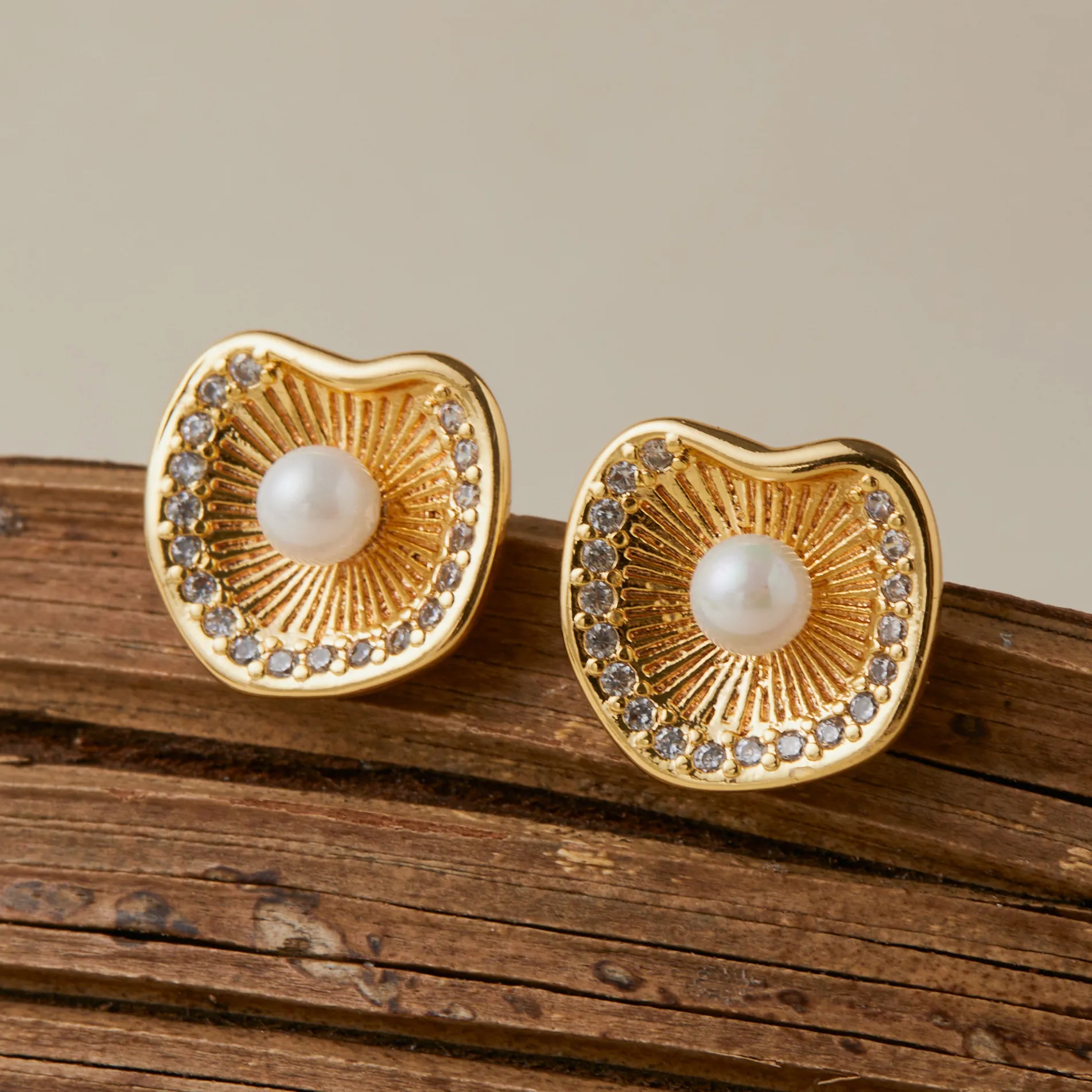 Boucles d'Oreilles Clous en Cuivre Plaqué Or 18K Vintage Avec Künstliche Perle de Synthèse Zircon Forme d'Éventail Bijoux Femme