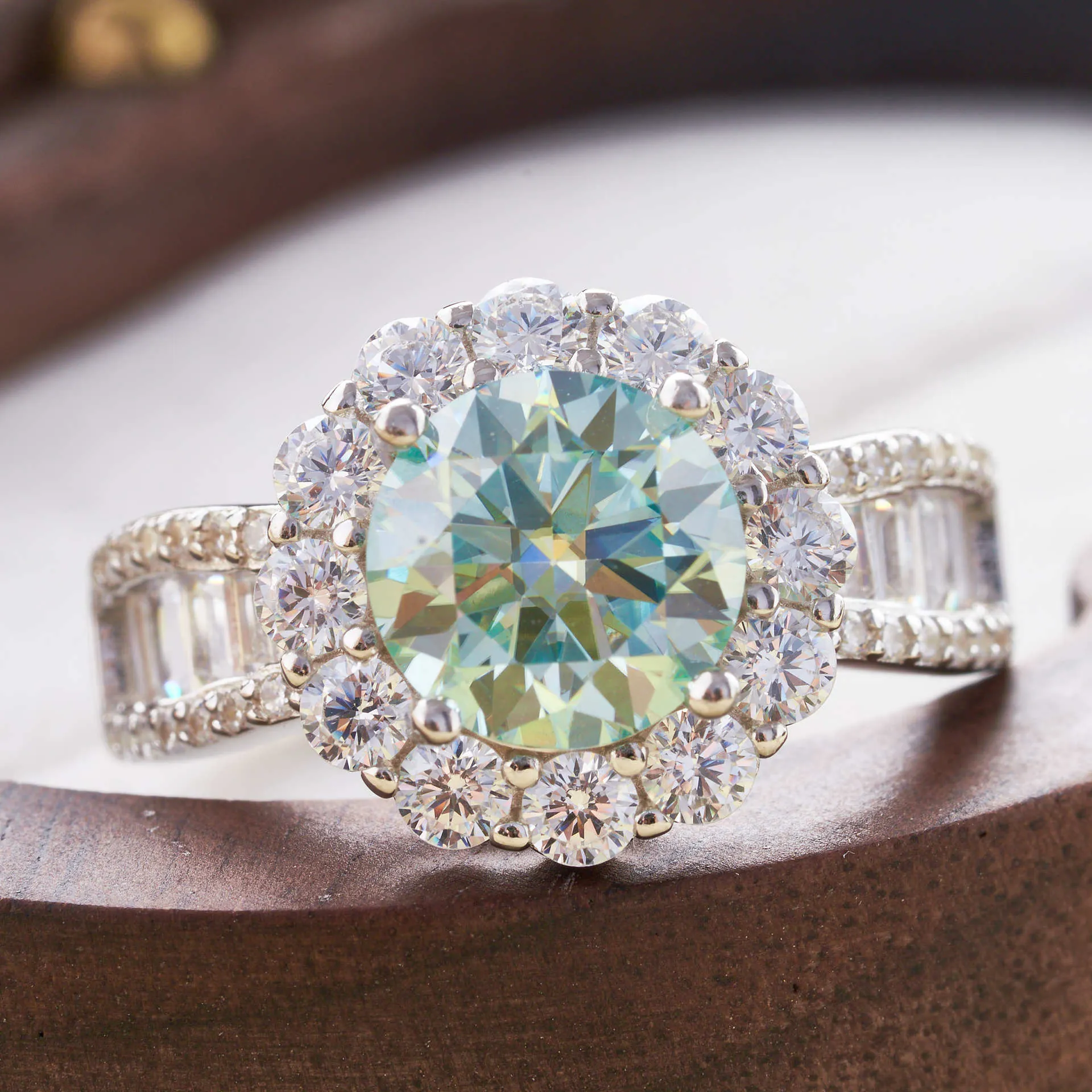 Luxury 925 Sterling Silver Moissanite Ring For Women Sparkling Gemstone Halo Bridal Engagement Finger Ring Jewelry Gift