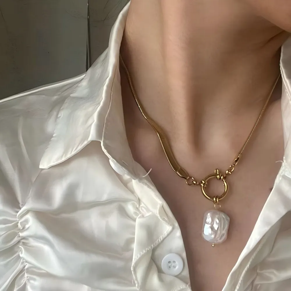 Collier Pendentif Künstliche Perle Baroque Plaqué Or 18K Acier Inoxydable Chaîne Serpent Étanche Bijoux Vintage Style Français Femmes