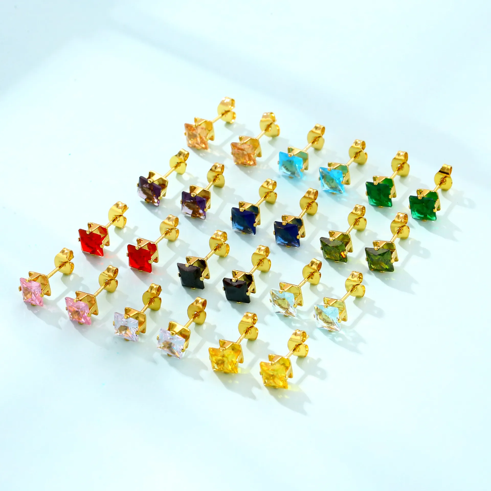 Boucles d'Oreilles Clous en Acier Inoxydable Zircon Carré Plaquées Or à Quatre Griffes Bijoux de Mode pour Femmes Filles