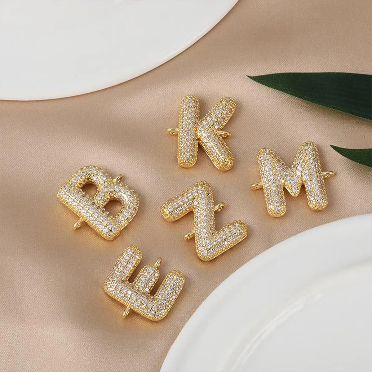 Collier avec Pendentif Lettre de l'Alphabet en Cuivre Plaqué Or avec Zircone Bijoux Initiale Minimaliste pour Femme