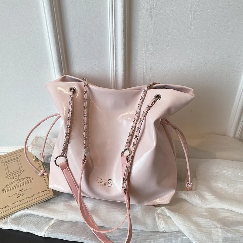 Sac Fourre-Tout Grande Capacité Cuir PU Verni Femme Cordon de Serrage Bandoulière Chaîne pour Usage Quotidien Élégant