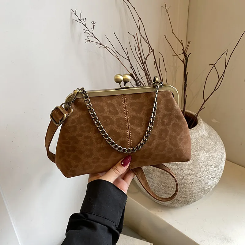 Petit Sac Bandoulière Vintage en Cuir PU Imprimé Léopard Sac Coquille de Soirée Rétro Fermoir Kiss Lock en Métal Femmes