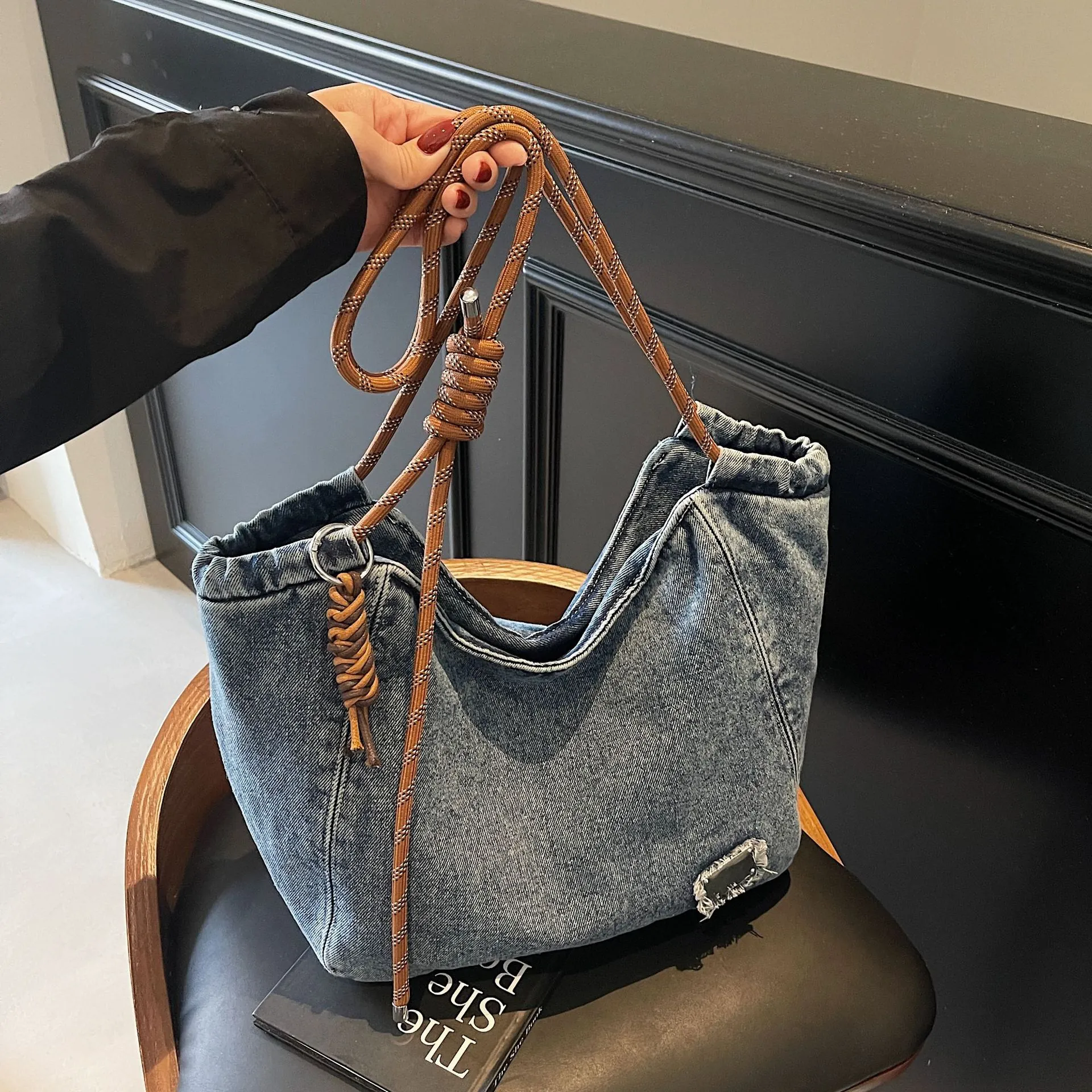 Fashion Denim Tote Bag For Women Large Capacity Washed Jean Shoulder Bag With Braided Rope Strap Casual Commuter Handbag